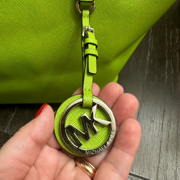 Lime Green Michael Kors tote bag with zipper - Picture 2 of 11